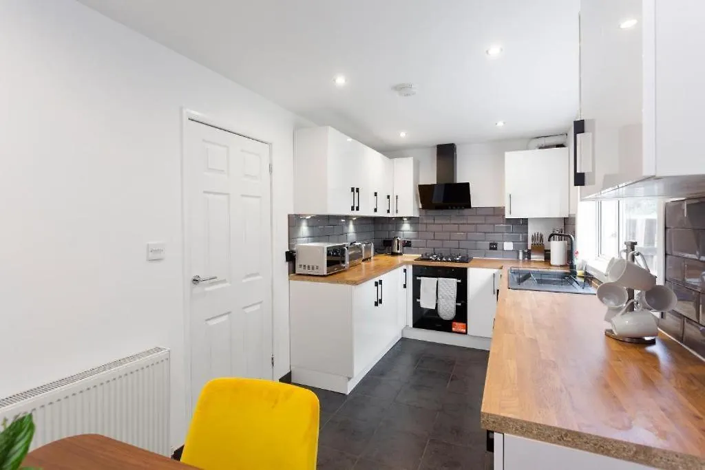 Stylish 3 Bed Edinburgh Abode - Parking And Garden Villa 0*,