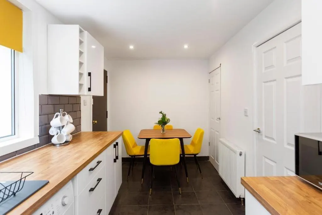 Stylish 3 Bed Edinburgh Abode - Parking And Garden Villa Holiday home