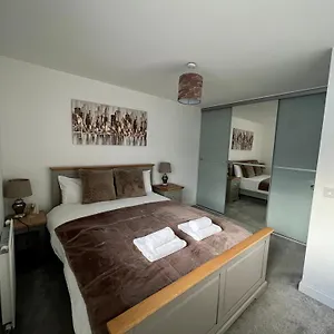Beautiful 4-bedroom House With Private Garden & Parking Holiday home